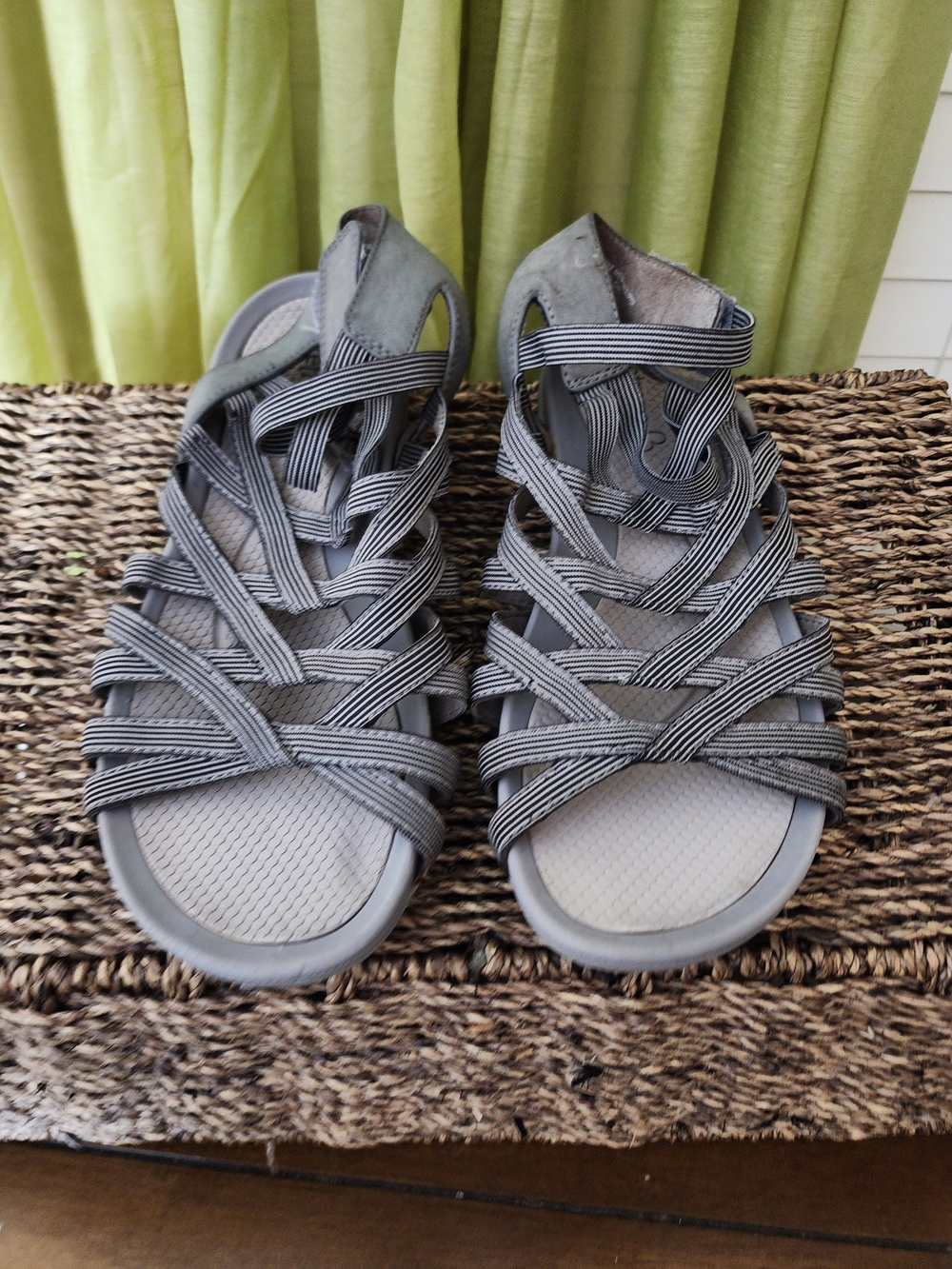 BareTraps Gray Strappy Elastic Sandals with Crisscross Bands 7.5